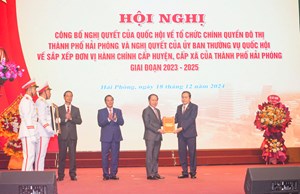 Chủ tịch Quốc hội trao Nghị quyết về tổ chức chính quyền đô thị tại Hải Phòng