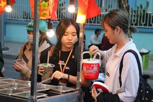 Trà sữa đựng trong xô nhựa dung tích 1 lít: "Hot trend" mới của giới trẻ Sài Gòn
