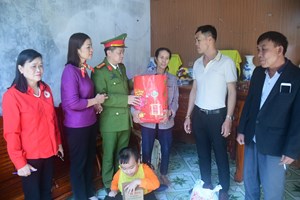 Hải Phòng: Công an Thị trấn Minh Đức (Thủy Nguyên) trao 20 suất quà Tết tặng các hộ gia đình có hoàn cảnh khó khăn