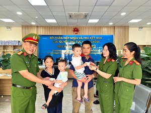 Công an huyện An Dương trao thẻ căn cước mới cho công dân