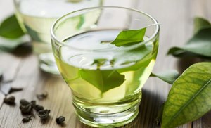 Hợp chất trong trà xanh, rượu vang đỏ có thể ức chế mảng bám độc hại trong não 