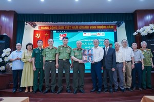 Trao tặng di ảnh và ra mắt bút ký lịch sử “Ngôi nhà xưa yêu dấu”
