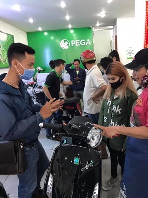 Ưu đãi hấp dẫn, các showroom xe điện Pega kín khách tới mua hàng