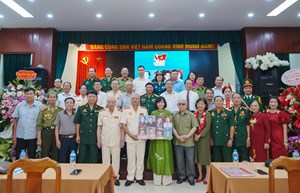 Trao di ảnh các Anh hùng liệt sĩ của lực lượng Công an nhân dân