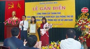 Lễ gắn biển công trình cấp thành phố chào mừng 68 năm Ngày Giải phóng Thủ đô tại Trường THCS Linh Đàm