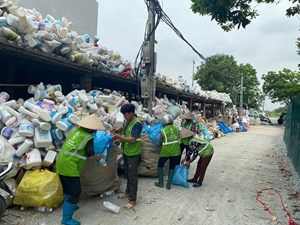 Tôn vinh những phụ nữ thầm lặng nghề ve chai tại Hà Nội 