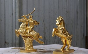 Linh vật ngựa dát vàng hút khách dịp Tết Bính Ngọ 2026