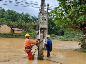 Nỗ lực khắc phục sự cố lưới điện do mưa giông, lũ lụt tại các tỉnh miền núi phía Bắc