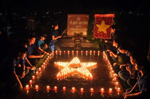 Chim bồ câu trắng bay giữa trời 