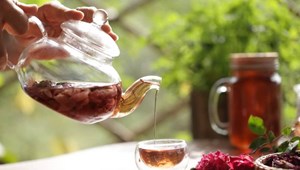 Đón mùa thu với sắc màu rực rỡ của trà atiso đỏ
