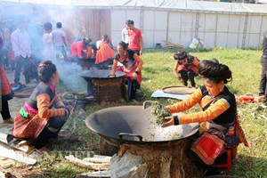Độc đáo cách sao chè của đồng bào dân tộc H’Mông