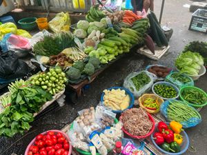 Bản tin Tiêu dùng: Giá rau xanh ở chợ giảm mạnh