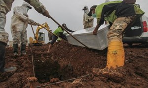 Kiệt sức vì chôn cất nạn nhân Covid-19 ở Indonesia