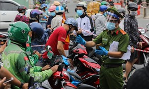 Nhiều người dân TPHCM ngỡ ngàng khi biết qua chốt kiểm dịch bắt buộc phải quét mã QR