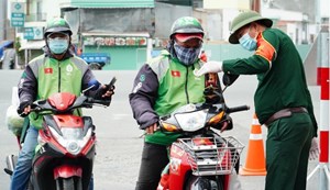Điều kiện để shipper ở TPHCM được hoạt động lại tại những "vùng đỏ"