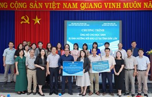 Nhà xuất bản Giáo dục Việt Nam trao tặng 366.000 bản sách kịp thời, hỗ trợ học sinh vùng lũ Đắk Lắk