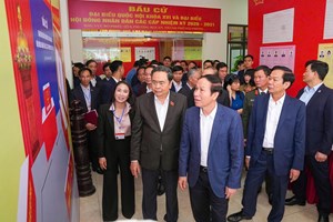 Chủ tịch Quốc hội khảo sát khu vực bỏ phiếu tại phường Hải An: Tạo mọi điều kiện để cử tri thực hiện quyền làm chủ