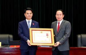 Đồng chí Bí thư Thành ủy Hải Phòng Lê Ngọc Châu vinh dự đón nhận Huân chương Lao động hạng Nhì