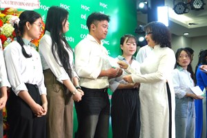 Đại học Đông Á trao 300 triệu đồng hỗ trợ sinh viên vùng lũ miền Trung