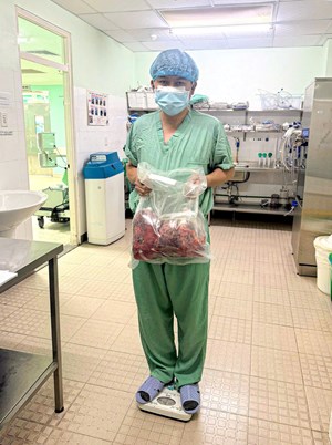 Bước tiến kỹ thuật trong phẫu thuật kết hợp xử lý thận đa nang và ghép thận