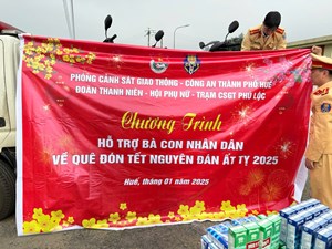 CSGT thành phố Huế hỗ trợ cho bà con về quê đón Tết