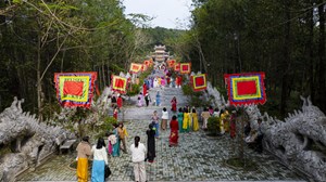 Đông đảo người dân và du khách tham gia lễ hội Đền Huyền Trân