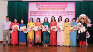 Bệnh viện Trung ương Huế tôn vinh Nữ chiến sĩ áo blouse trắng” trên mặt trận phòng chống dịch COVID-19