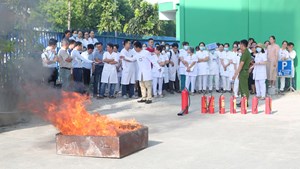 Bệnh viện Trung ương Huế tăng cường phòng cháy chữa cháy, nâng cao kỹ năng cứu hộ cho cán bộ, viên chức