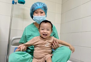 Bé trai 15 tháng tuổi hồi sinh sau ca ghép gan lịch sử