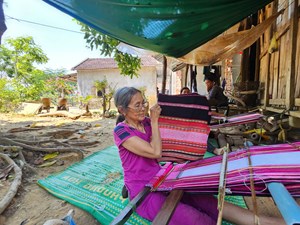 Từ khung cửi Hà Ri, sắc màu Ba Na lan tỏa