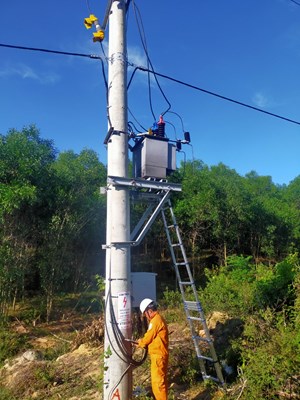 Điện lực Thừa Thiên Huế: Nỗ lực hoàn thành cấp điện cho địa phương miền núi 