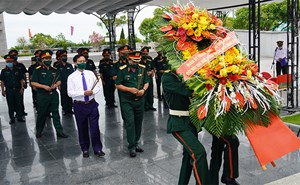 Đoàn công tác Quân ủy Trung ương, Bộ Quốc phòng viếng, dâng hương, tri ân các anh hùng liệt sĩ tại Quảng Trị