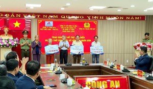 Công an thành phố Huế cùng doanh nghiệp chăm lo gia đình chính sách