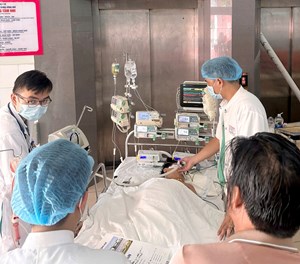 Bác sỹ bệnh viện Huế cứu sống bệnh nhi viêm tụy hoại tử chảy máu ổ bụng nguy kịch