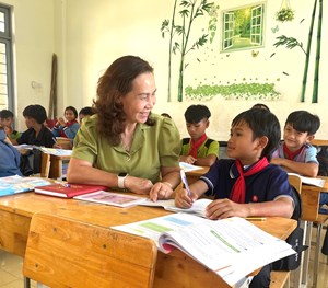 “Người gieo chữ” thầm lặng giữa đại ngàn