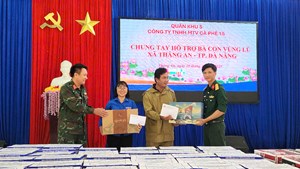 Nghĩa tình người lính với ly cà phê 15 giữa miền Trung mưa lũ