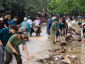 Công an Huế đồng hành cùng dân khắc phục hậu quả lũ, bảo đảm an ninh trật tự
