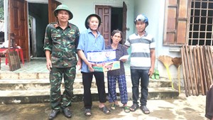 Ấm tình quân dân trong mưa lũ