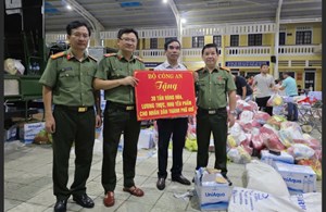 Bộ Công an kịp thời chi viện hỗ trợ người dân Huế sau mưa lớn