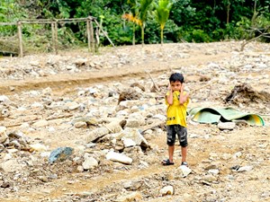 Làng mất trong mắt em