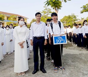 Thầy giáo dũng cảm cứu người trong cơn lũ lớn ở Huế
