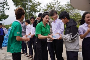 Đại học Đông Á: Hành trình sẻ chia sau mưa lũ