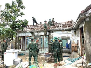 Quân khu 5 chung sức dựng lại mái ấm cho người dân vùng lũ Đắk Lắk