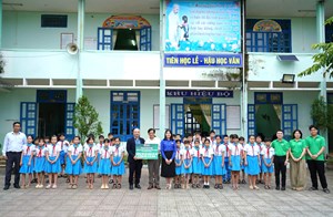 Đại học Đông Á sẻ chia cùng người dân và học sinh xã Nông Sơn