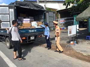 Tiếp tục phát hiện xe "luồng xanh" vận chuyển hàng hóa không có nhãn phụ tại Tiền Giang