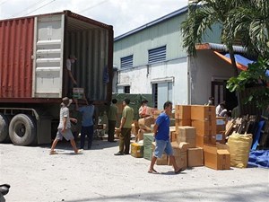 TP.Hồ Chí Minh: Đột kích kho hàng nhập lậu quy mô lớn