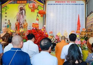 Những người làm báo tri ân các nhà báo liệt sĩ tại Chùa Da ở Nghệ An