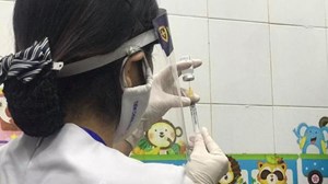 377 người tiêm chủng vắc xin COVID-19 ngày đầu tiên ở Việt Nam chưa ghi nhận phản ứng sau tiêm 