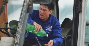 Người lao động nhọc nhằn mưu sinh trong nắng nóng