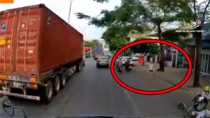 Clip: Nữ tài xế lái xe lấn làn, tông trúng cụ ông